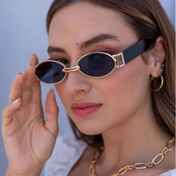 Vintage style black frame sunglasses E15 - Picture 1 of 4